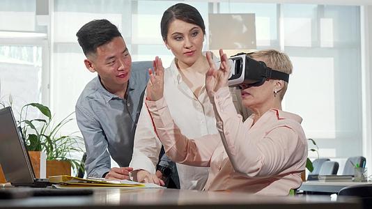 工作时使用3D成熟女商人的虚拟现实护目镜视频的预览图