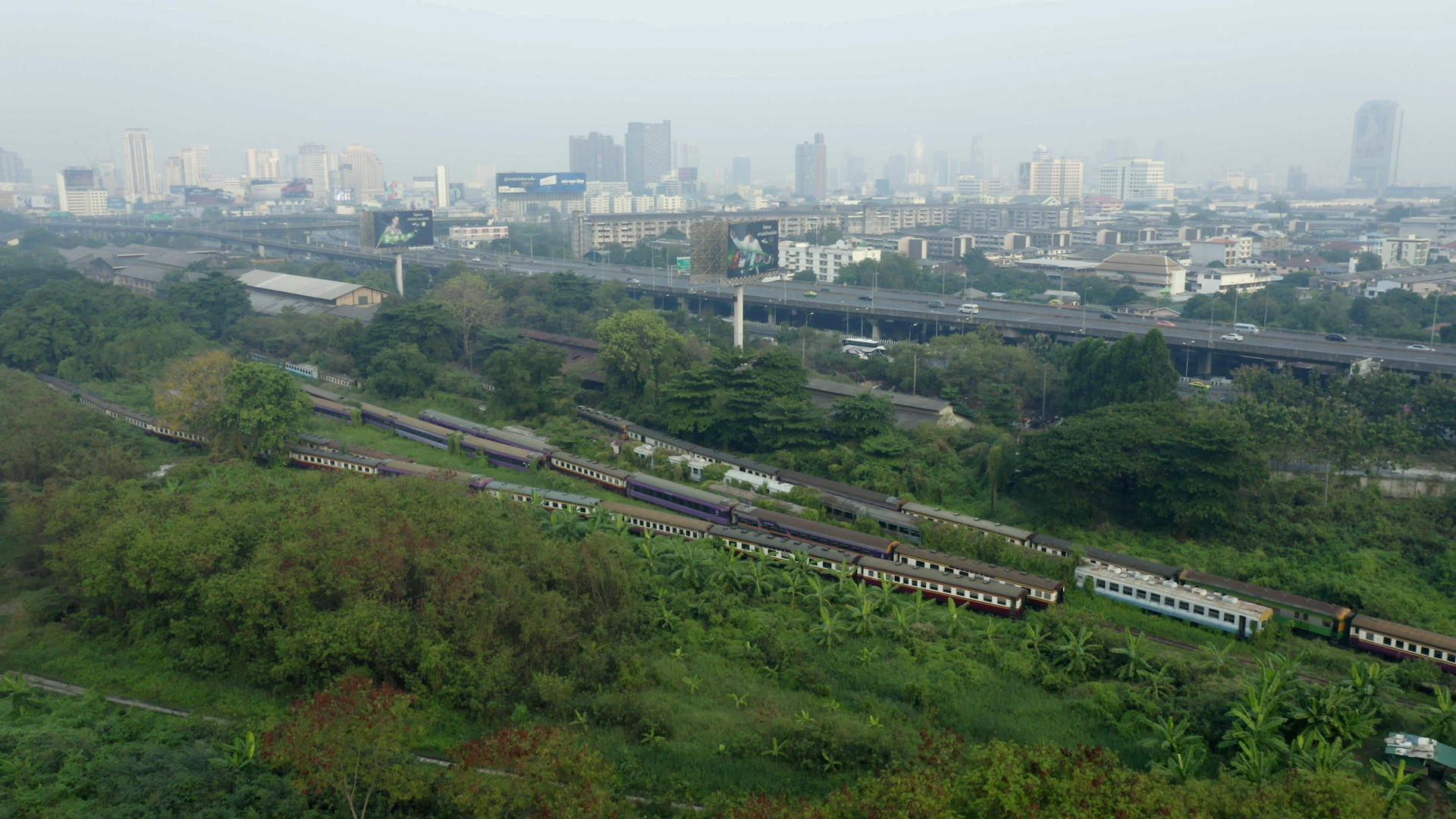 4K无人机航拍泰国曼谷铁路高铁城轨动车交通网视频的预览图