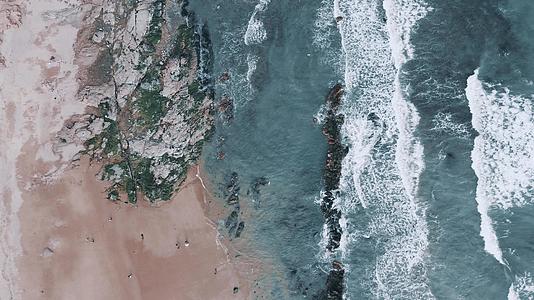 拍摄海浪、海浪、沙滩、岩石和岩石视频的预览图
