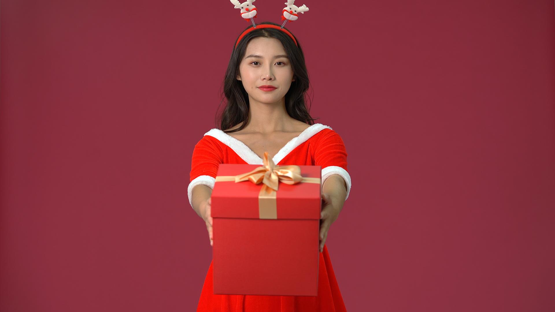 4K圣诞装扮女生抱着礼物盒视频的预览图