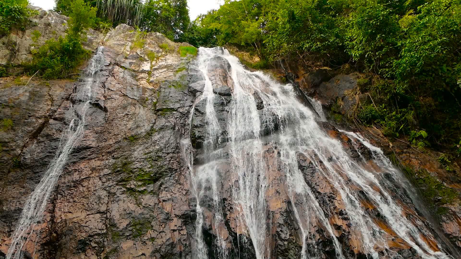 热带国家的自然瀑布丛林天堂景观视频的预览图