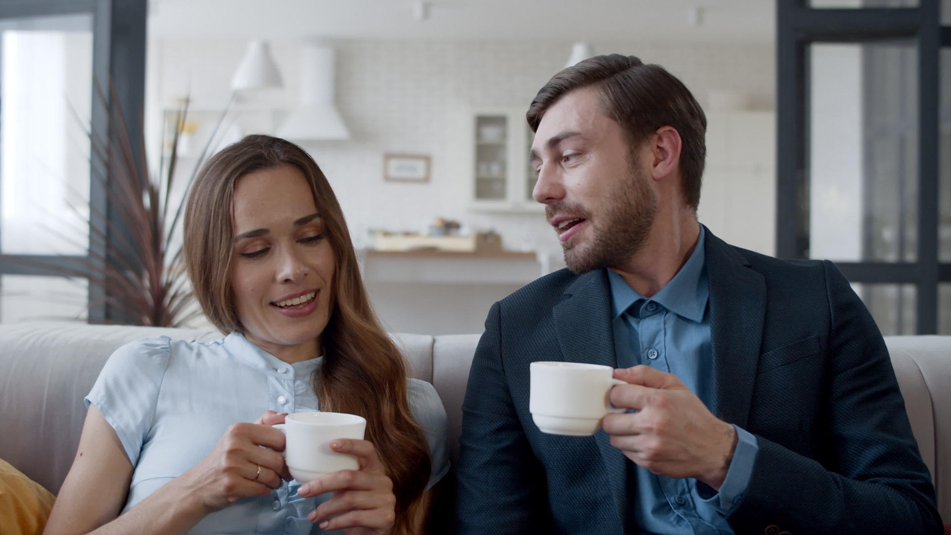 幸福的家庭情侣在家喝茶视频的预览图