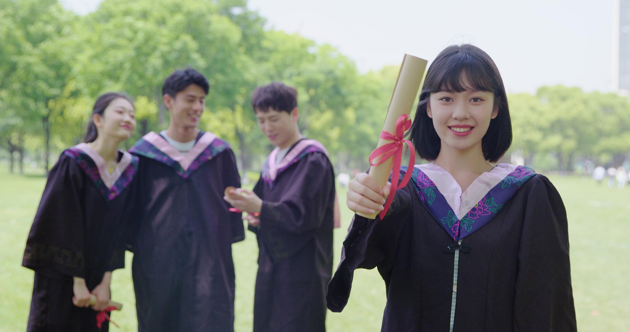 8K毕业季展示学位证的女青年视频的预览图
