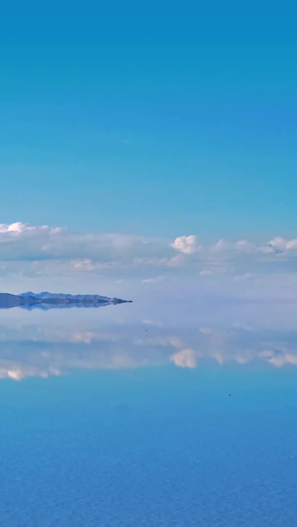 湖水天空一镜蓝天白云视频的预览图