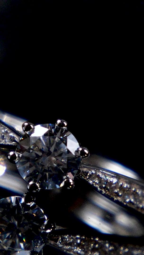 戒指钻戒婚礼爱情求婚情侣爱情指环环环环环视频的预览图