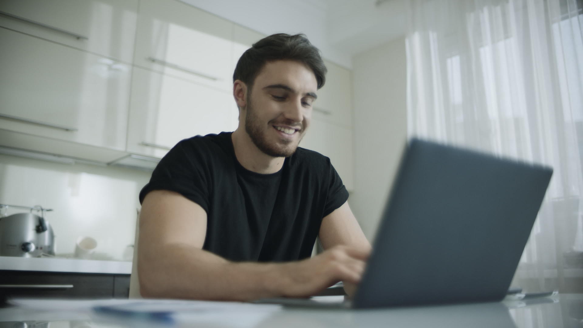 快乐的男人在家里的笔记本电脑上聊天视频的预览图