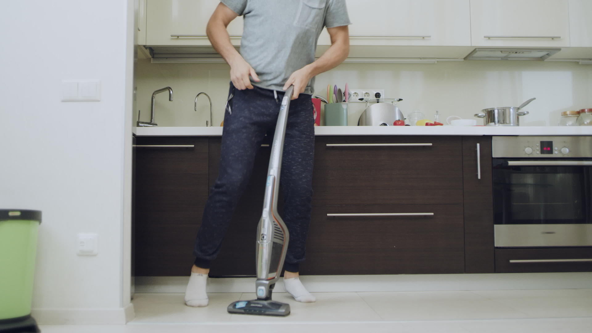 享受男人在厨房打扫地板的快乐视频的预览图