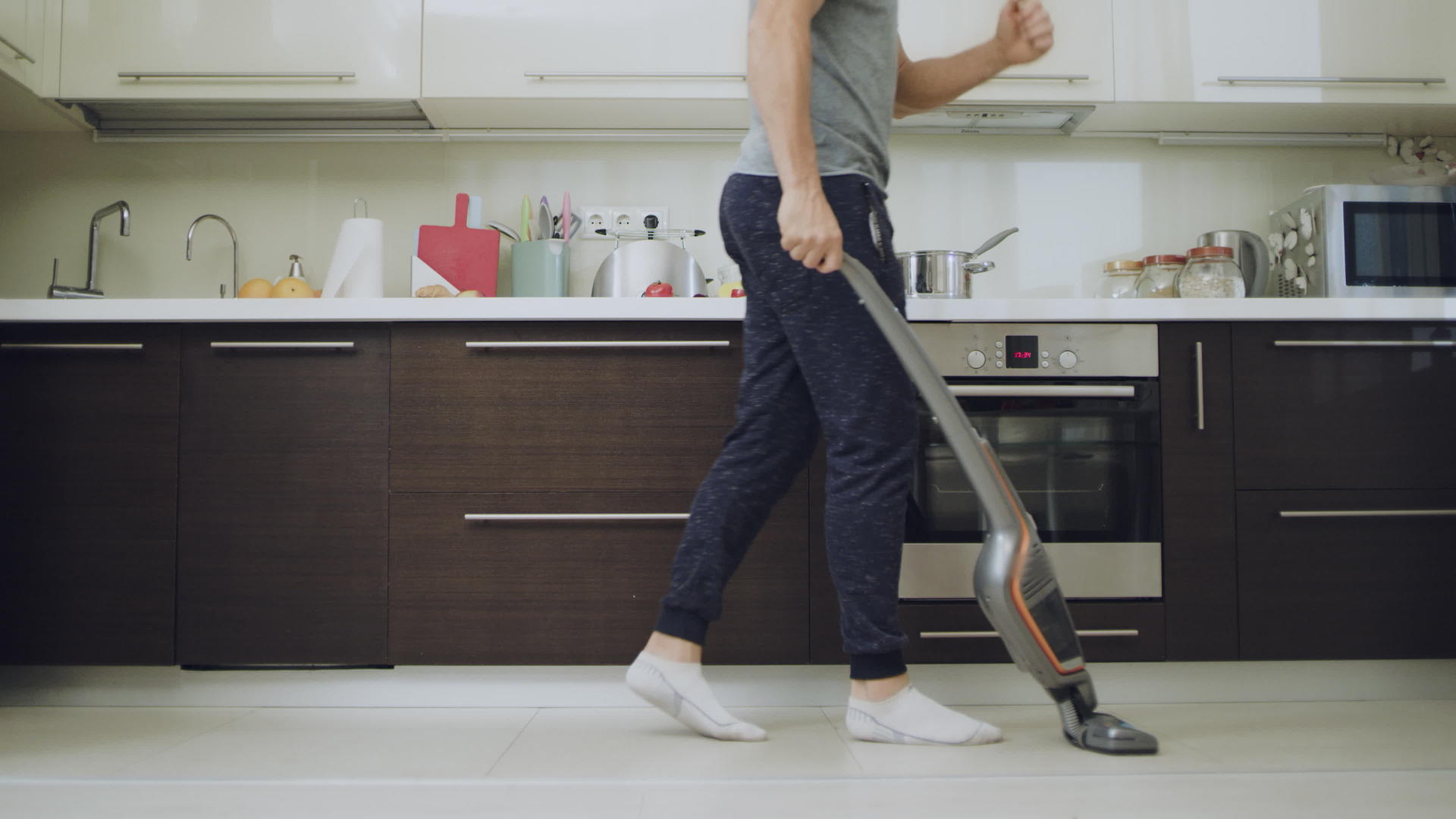 享受男人打扫地板的快乐和厨房吸尘器清洁工一起慢动作视频的预览图