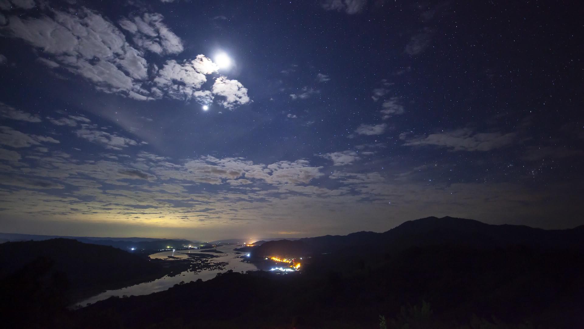 山边的河水在夜空云下视频的预览图