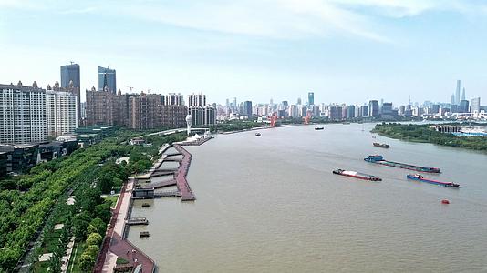 上海徐汇黄浦江两岸风光视频的预览图
