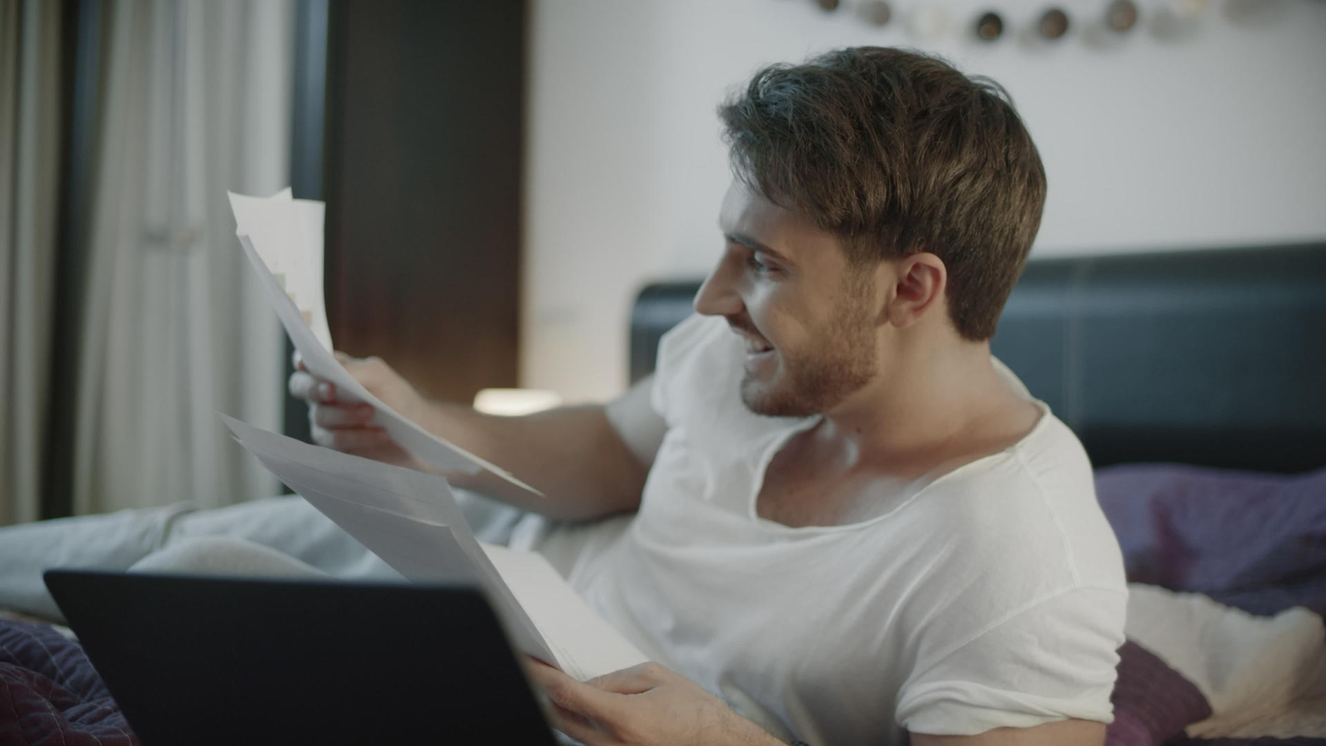 在家看商业文件的快乐男人视频的预览图