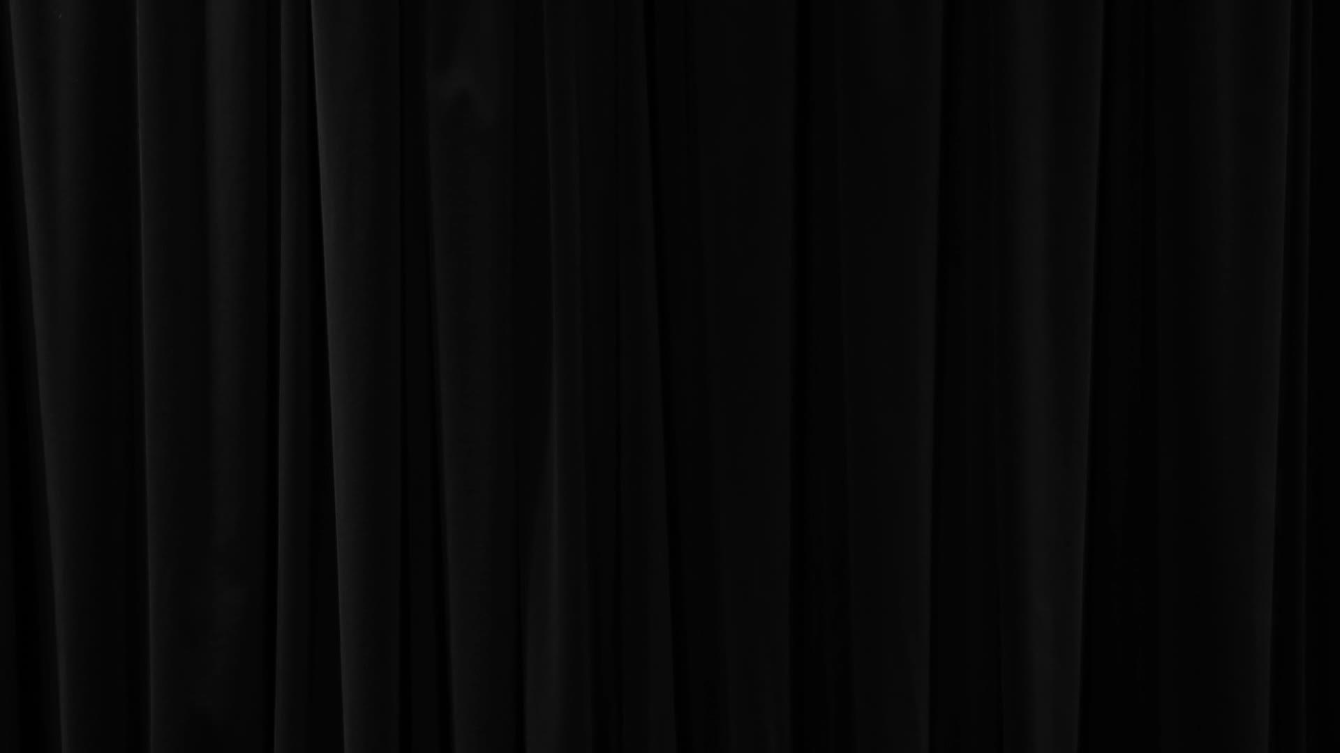 黑色背景上的黑色窗帘向前移动视频的预览图