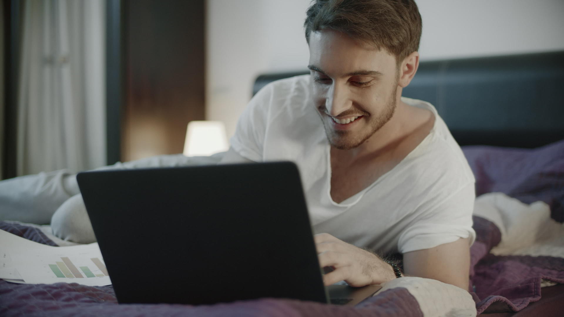 快乐的男人在家里用笔记本电脑视频的预览图