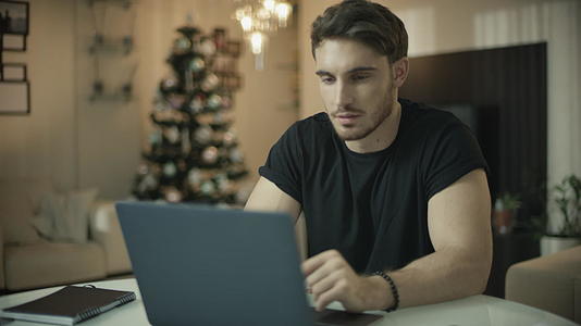 快乐的人工作 圣诞节笔记本电脑视频的预览图