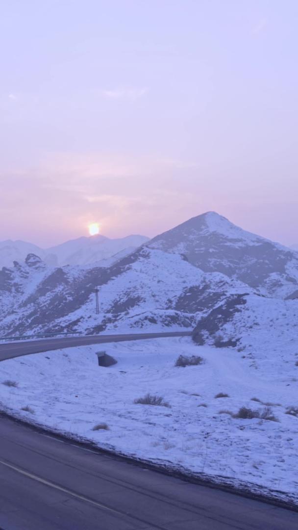 冬季开车山路的第一视角视频的预览图