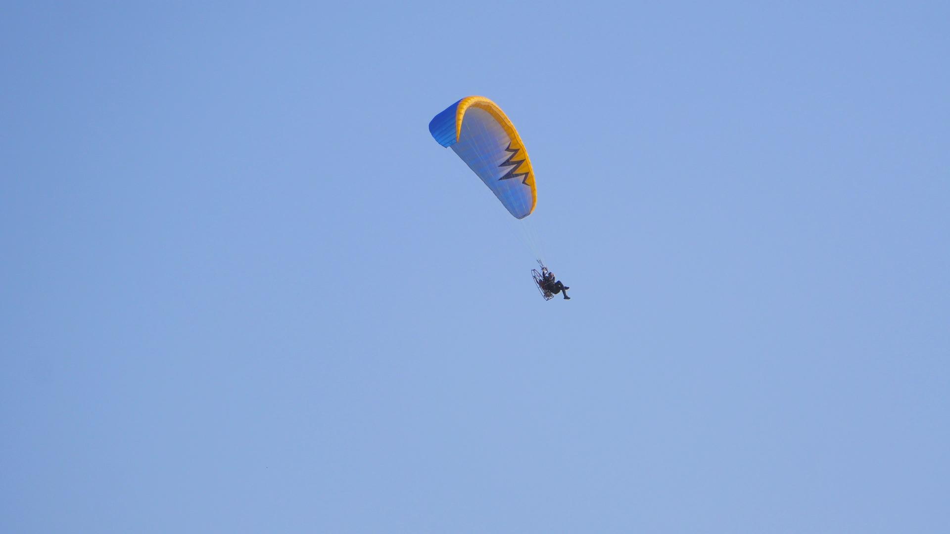 4K实拍电动滑翔伞极限运动视频的预览图