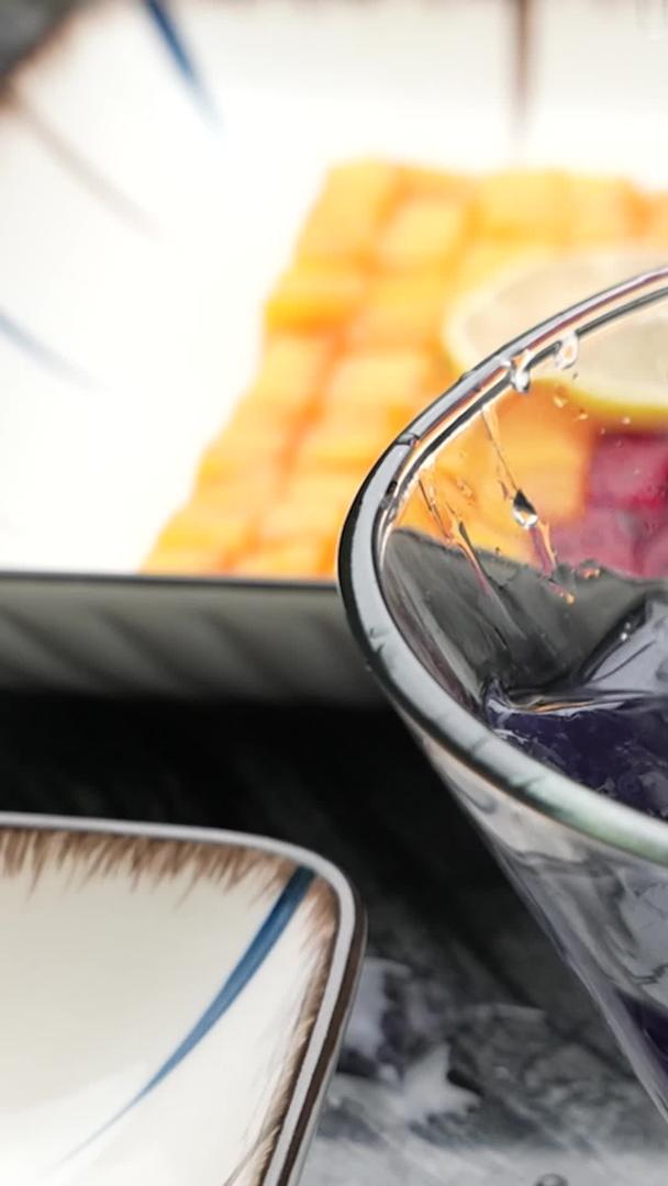 夏天冰凉冰块自制紫晶柠檬冷饮视频的预览图