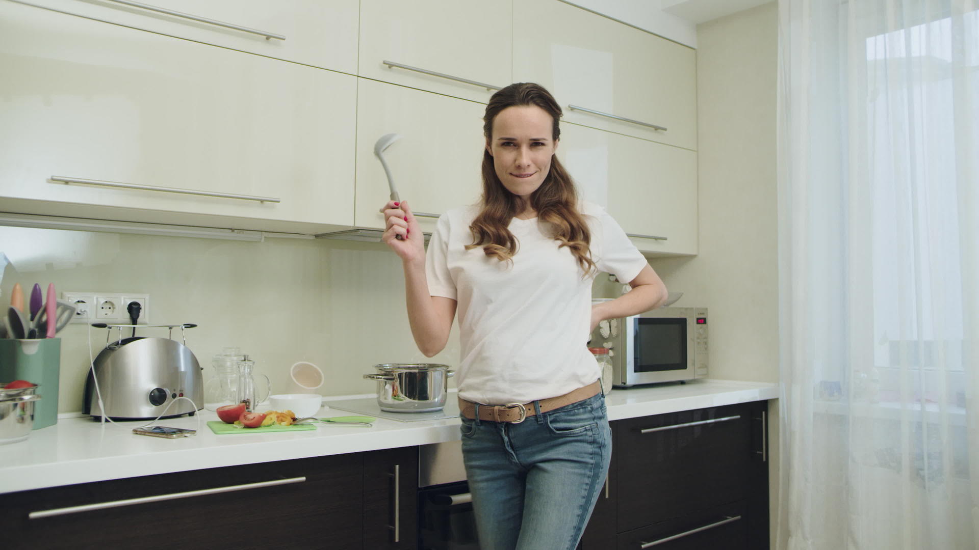 快乐的女人在现代厨房玩得开心视频的预览图