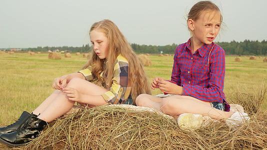 未成年女孩坐在田里的干草堆里穿着格斗衬衫视频的预览图