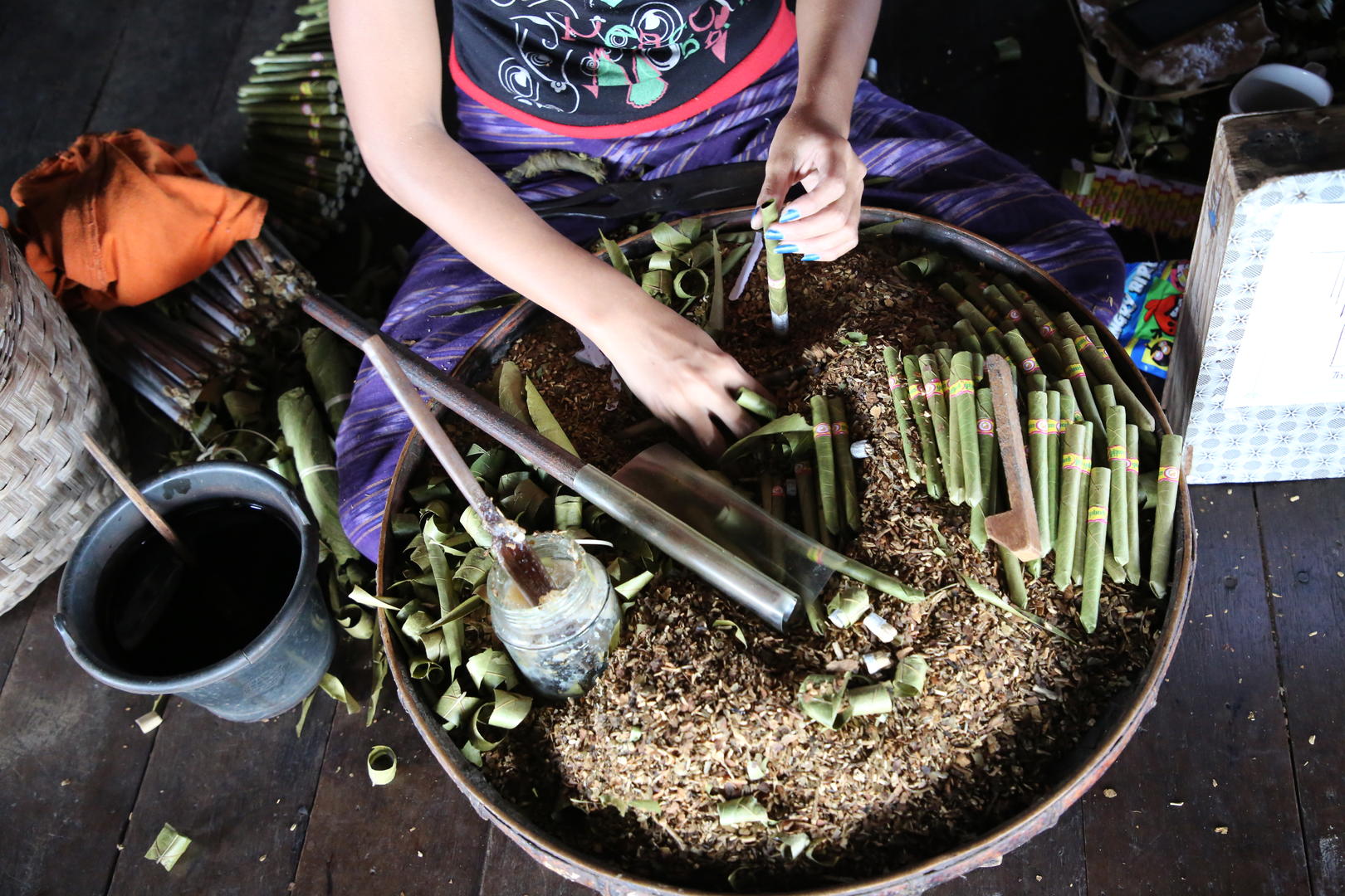 缅甸茵莱湖传统手工烟制作视频的预览图