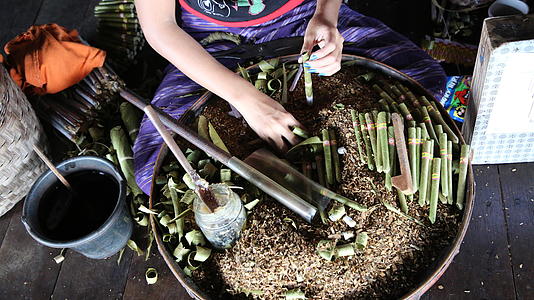 缅甸茵莱湖传统手工烟制作视频的预览图