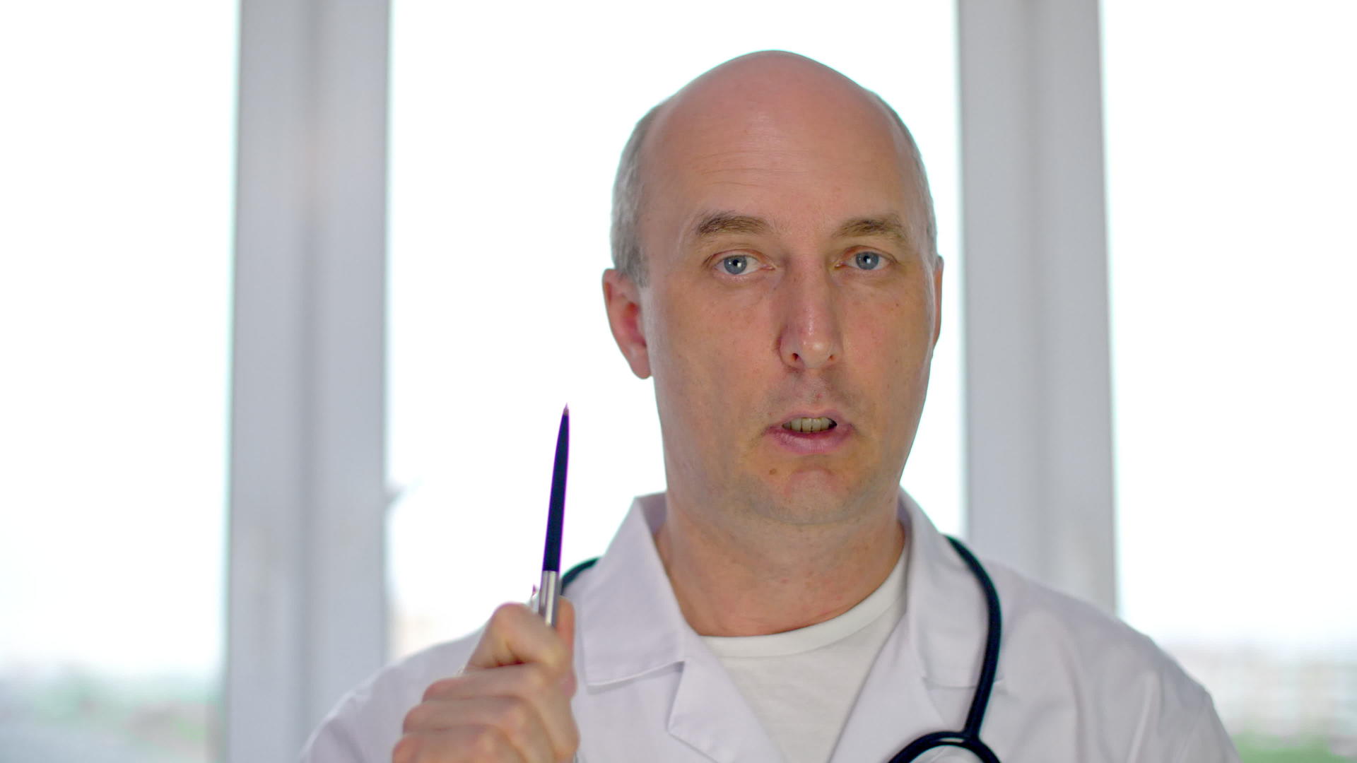 男医生穿着白大衣解释诊断和看相机的情况视频的预览图