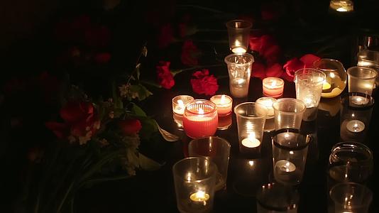 追悼会上的蜡烛悼念死者视频的预览图