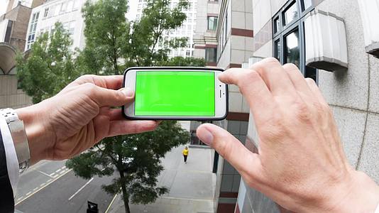 人们使用带有绿色屏幕的智能手机pov第一视角视频的预览图
