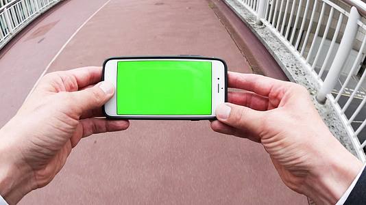 使用带有绿色屏幕的智能手机的个人观点；在绿屏下视频的预览图