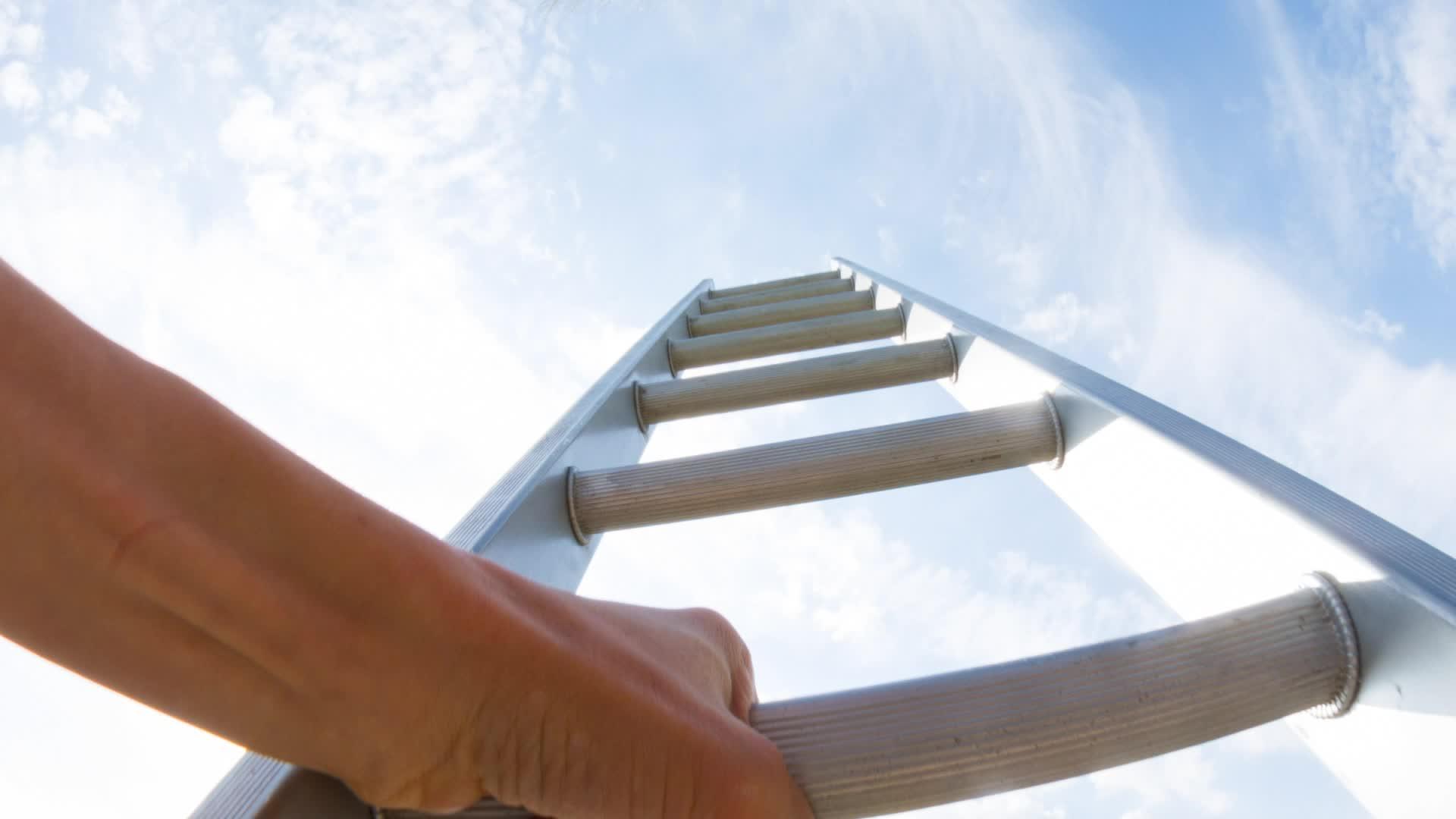 一个人爬上梯子视频的预览图