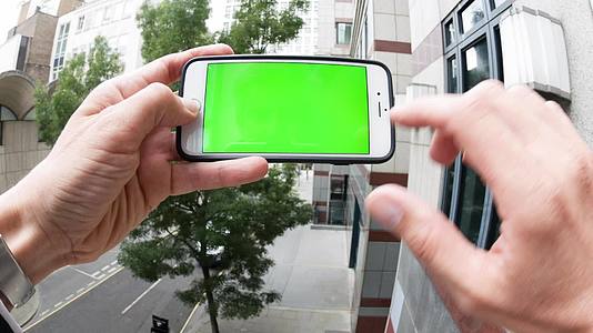 使用带有绿色屏幕的智能手机的人视频的预览图