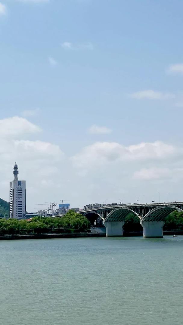 游轮穿过橘子洲大桥视频的预览图