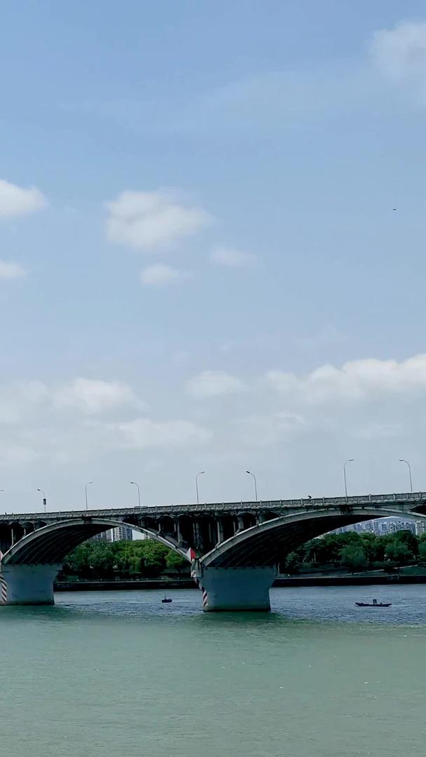 游轮穿过橘子洲大桥视频的预览图