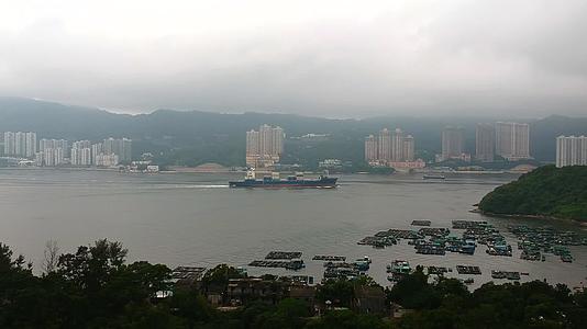 香港维多利亚港湾的货船视频的预览图