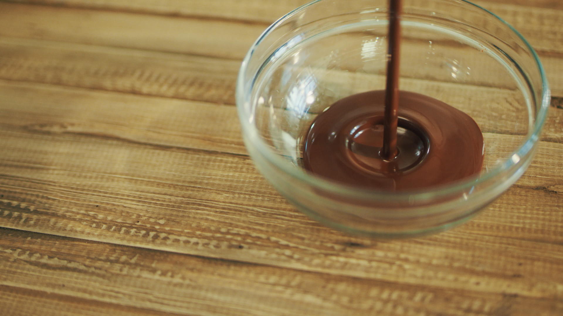 热巧克力倒在玻璃碗里站木桌上视频的预览图