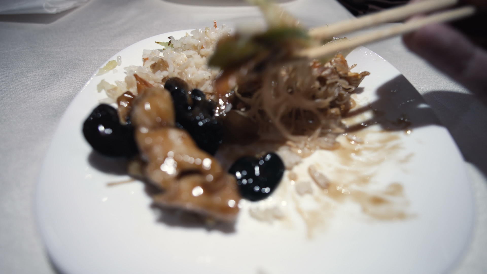 米饭和黑蘑菇视频的预览图