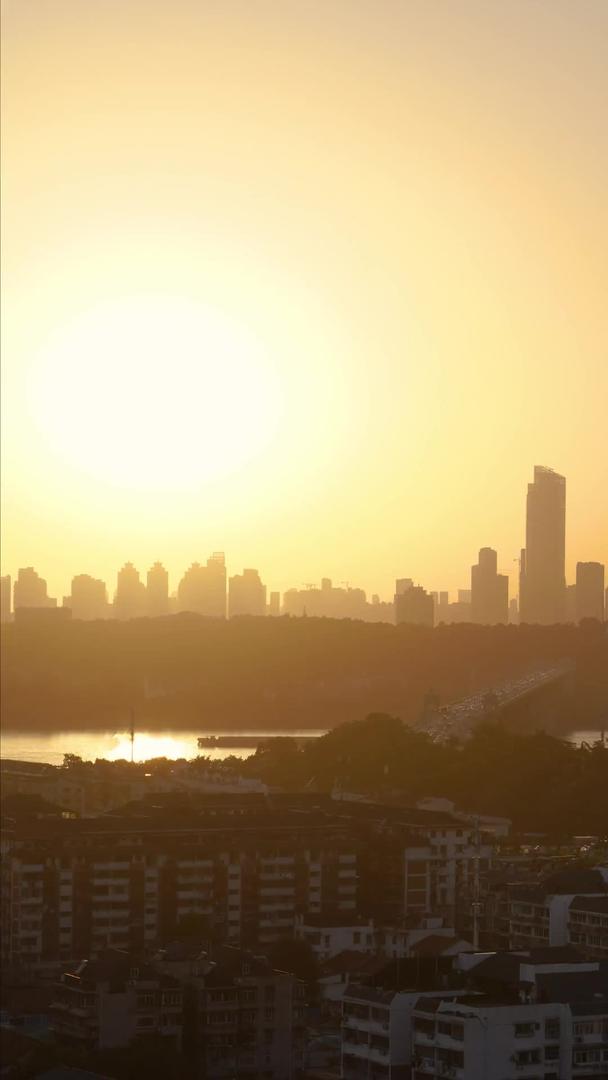 夕阳黄昏时分逆光黄鹤楼及城市风光延时视频视频的预览图