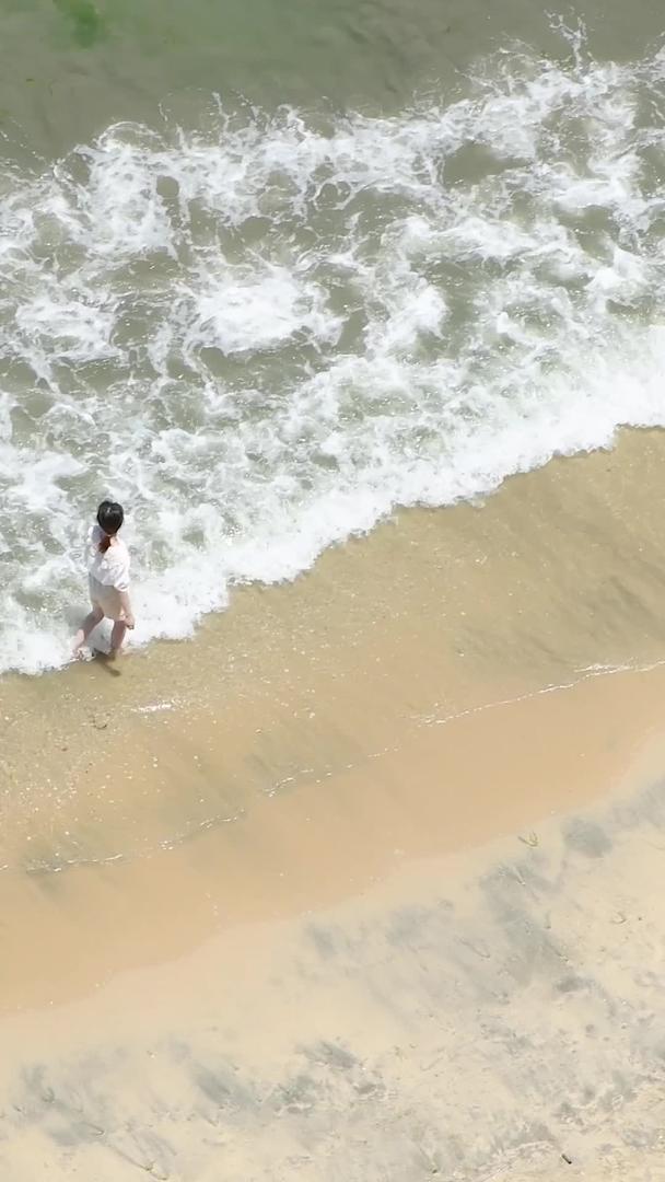 游客在海边沙滩漫步视频的预览图
