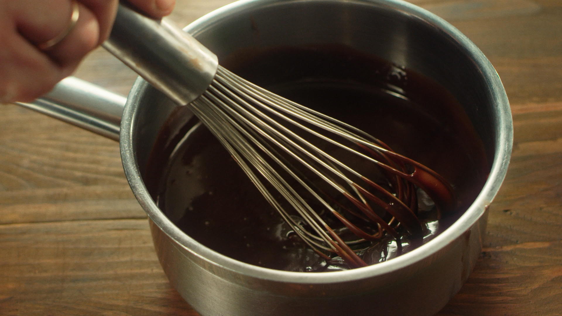 用胡子在金属锅里搅拌厚巧克力视频的预览图