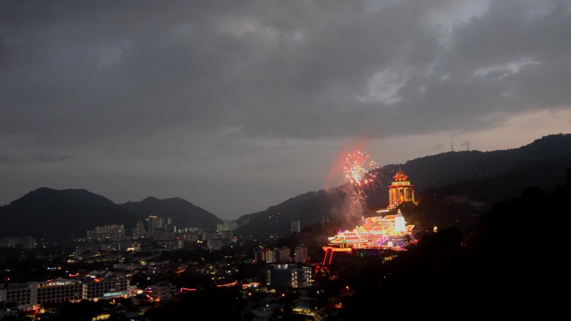 寺庙庆祝烟花视频的预览图