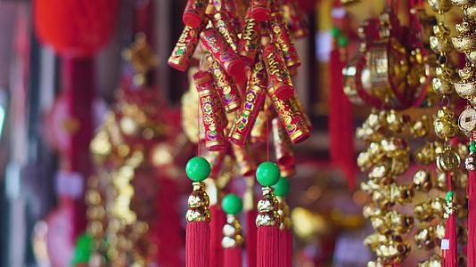 中国新年装饰与假鞭炮视频的预览图