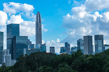 4K深圳城市最高楼平安金融大厦蓝天白云视频的预览图