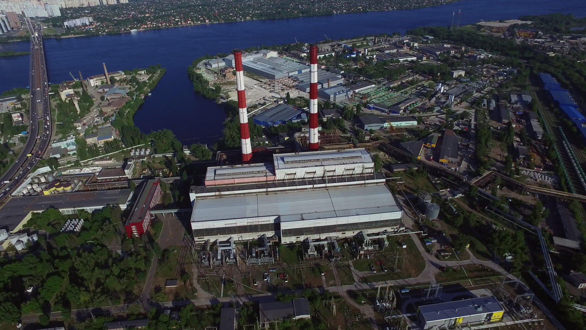 城市发电厂工业管道视频的预览图