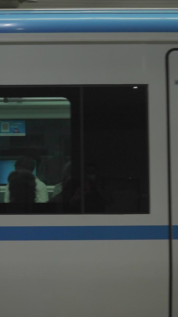 【这段视频没有肖像权请勿商业使用】城市轨道交通站台上下列车的乘客素材视频的预览图