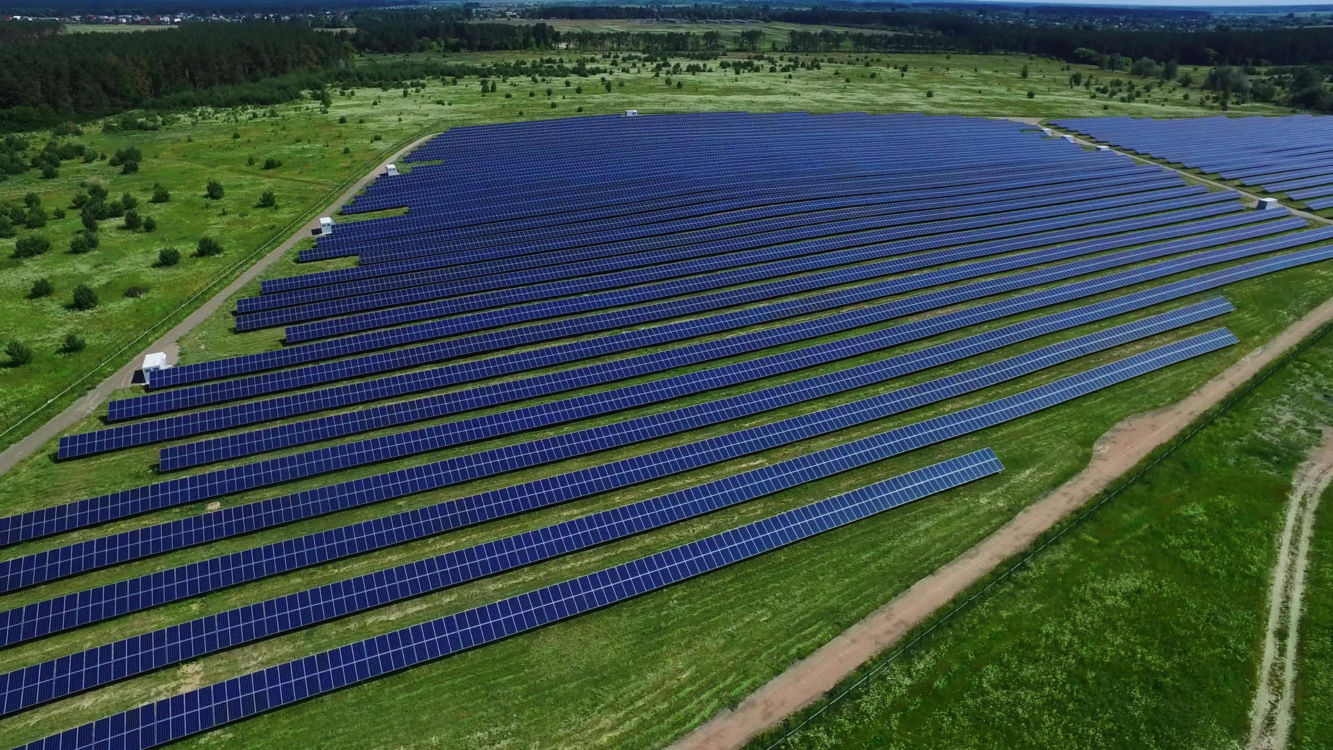 工业太阳能发电农场从太阳中产生清洁的可再能源视频的预览图