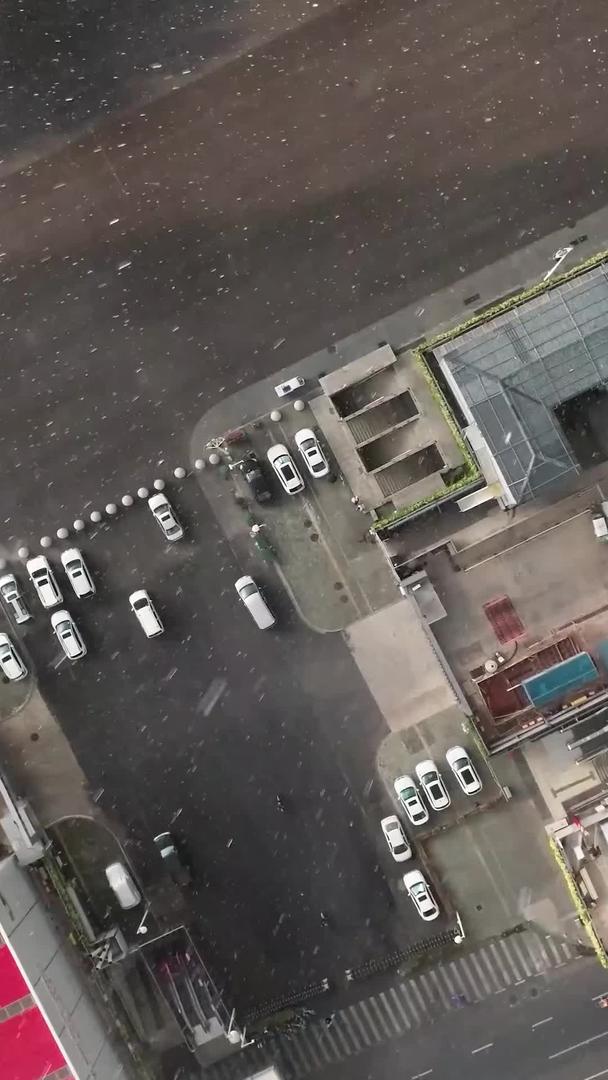 广州天河中心体育馆航拍下雨实拍视频的预览图
