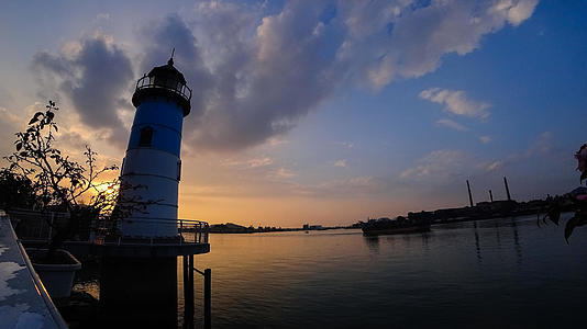 日落夕阳灯塔码头视频的预览图