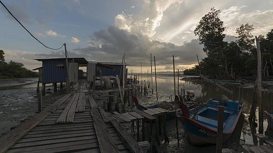 渔村的日落视频的预览图