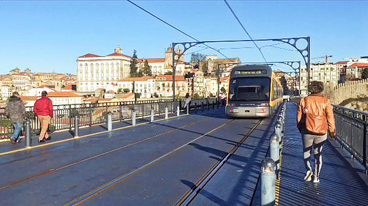 葡萄牙波尔图轻轨交通视频的预览图