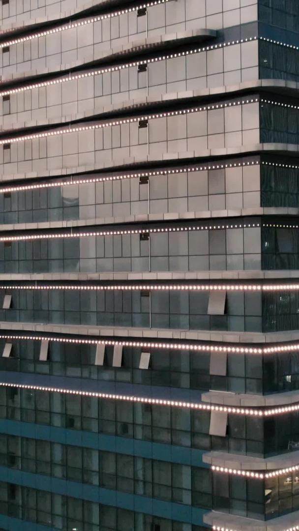 城市摩天大楼写字楼视频素材在夜间航拍视频的预览图